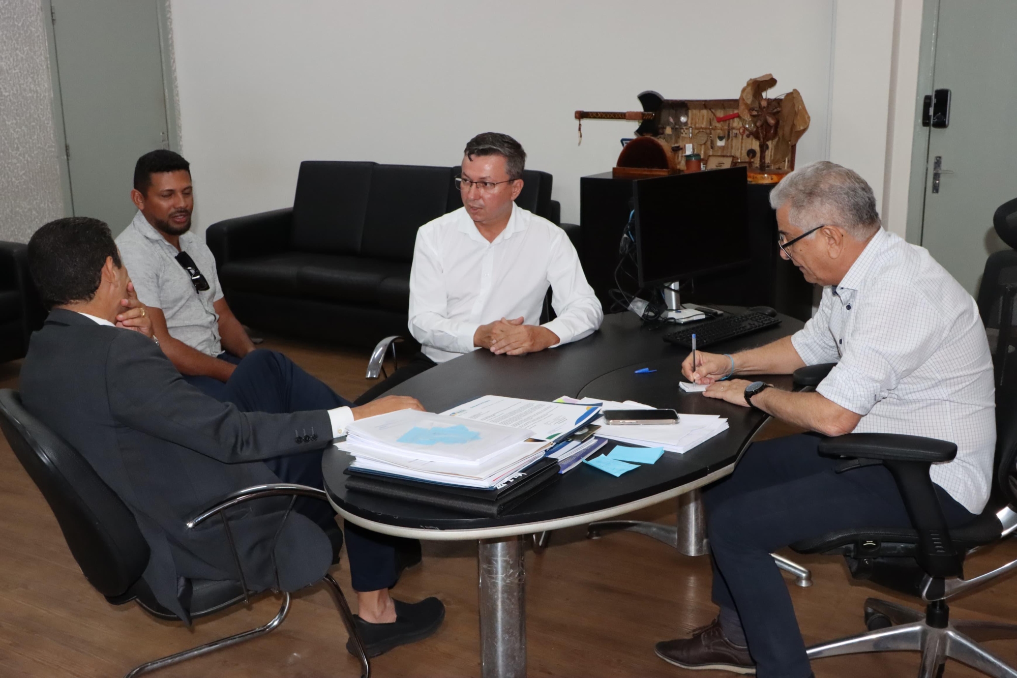 O secretário do Turismo do Tocantins, Hercy Filho recebeu o prefeito de Pau D’Arco, Gilmar do Posto; juntamente o diretor de turismo do município, Edson Augusto e o deputado estadual Valdemar Júnior.